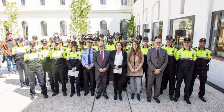 Colau y Janet Sanz, con los agentes de la comisaría de Nou Barris, el mandato pasado / AYUNTAMIENTO DE BARCELONA
