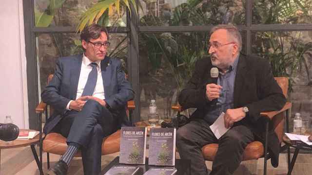 Salvador Illa y Joan Ferran, en la presentación del libro 'Flores de arcén' / MA