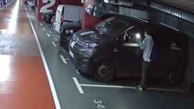 Imagen del ladrón que ha asaltado 50 coches en parkings de l'Hospitalet / MOSSOS D'ESQUADRA