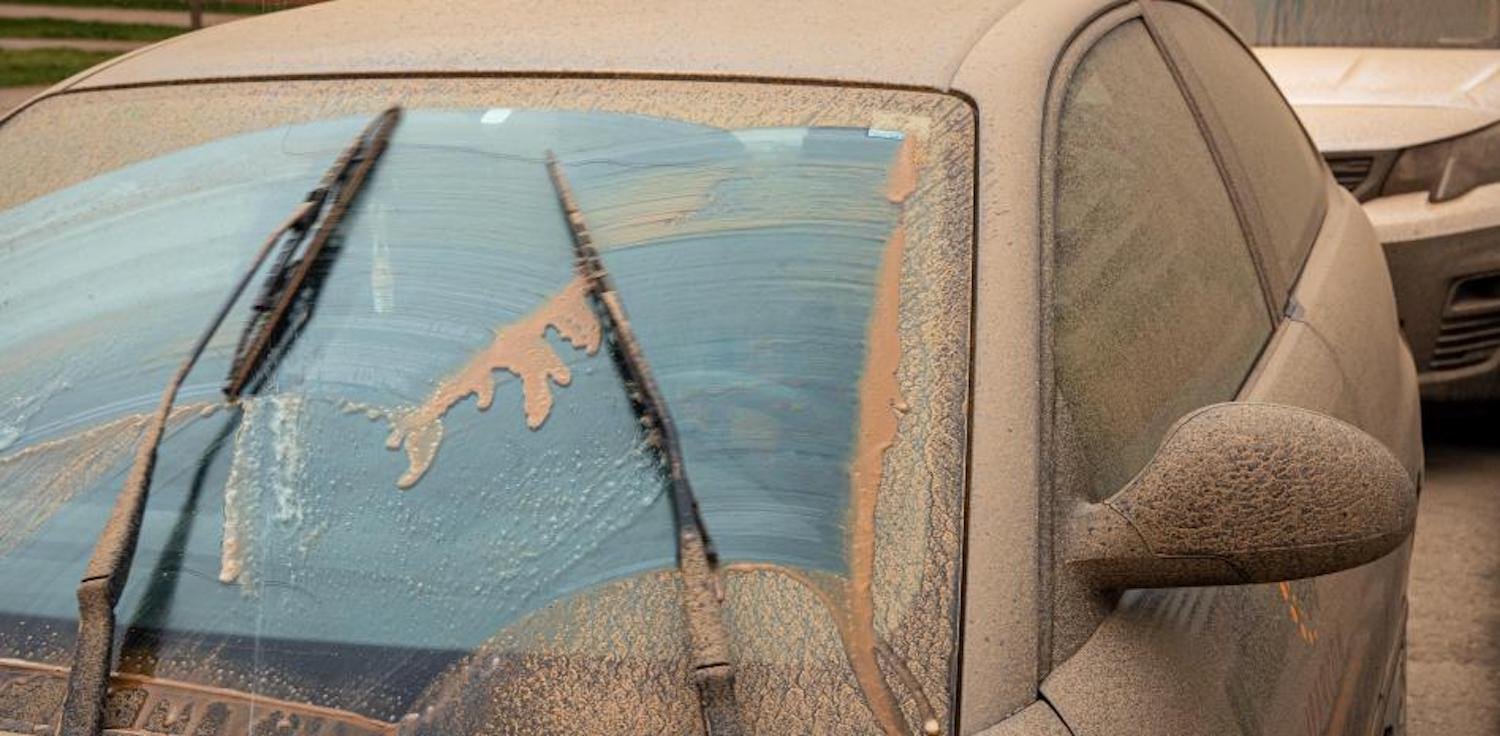Imagen de un coche bajo el polvo del Sáhara este martes / EFE