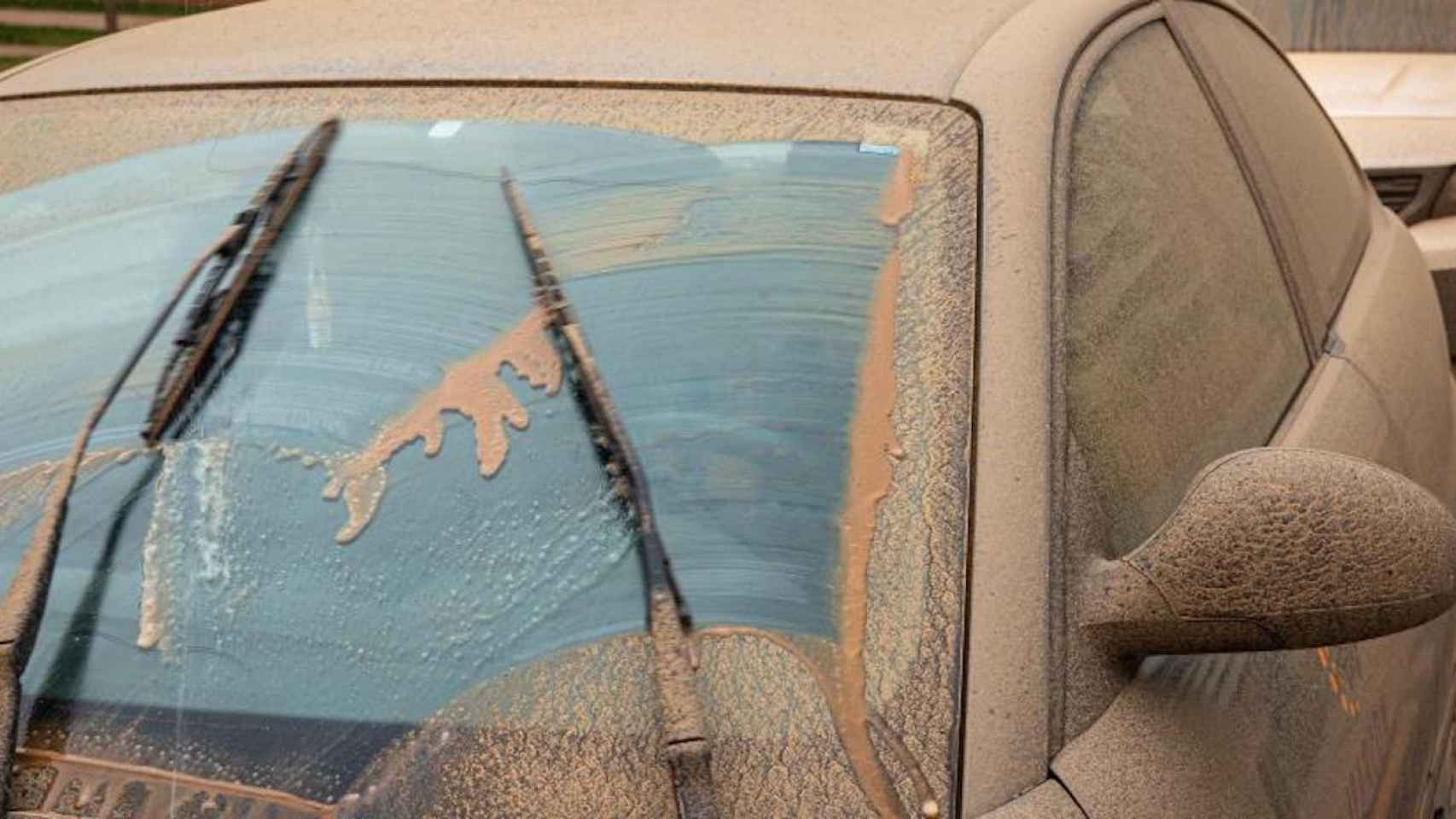 Imagen de un coche bajo el polvo del Sáhara en una imagen de archivo / EFE