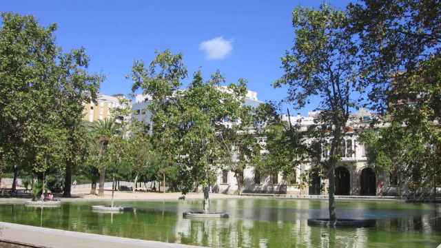 Estanque de los jardines del Baix Guinardó de Barcelona, donde se ubicará el mercado de la Estrella / ARCHIVO