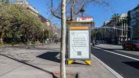 Un anuncio en la Diagonal de la campaña de la inmobiliaria con referencia a Colau / aProperties