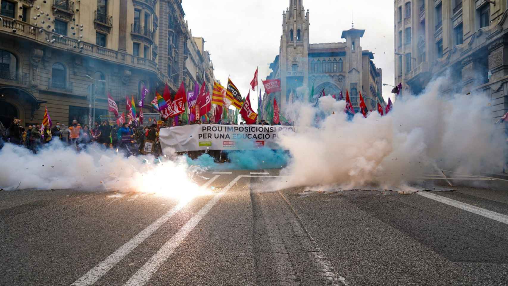 Humo de colores en la cabecera de la manifestación de profesores de Barcelona / LUIS MIGUEL AÑÓN - MA