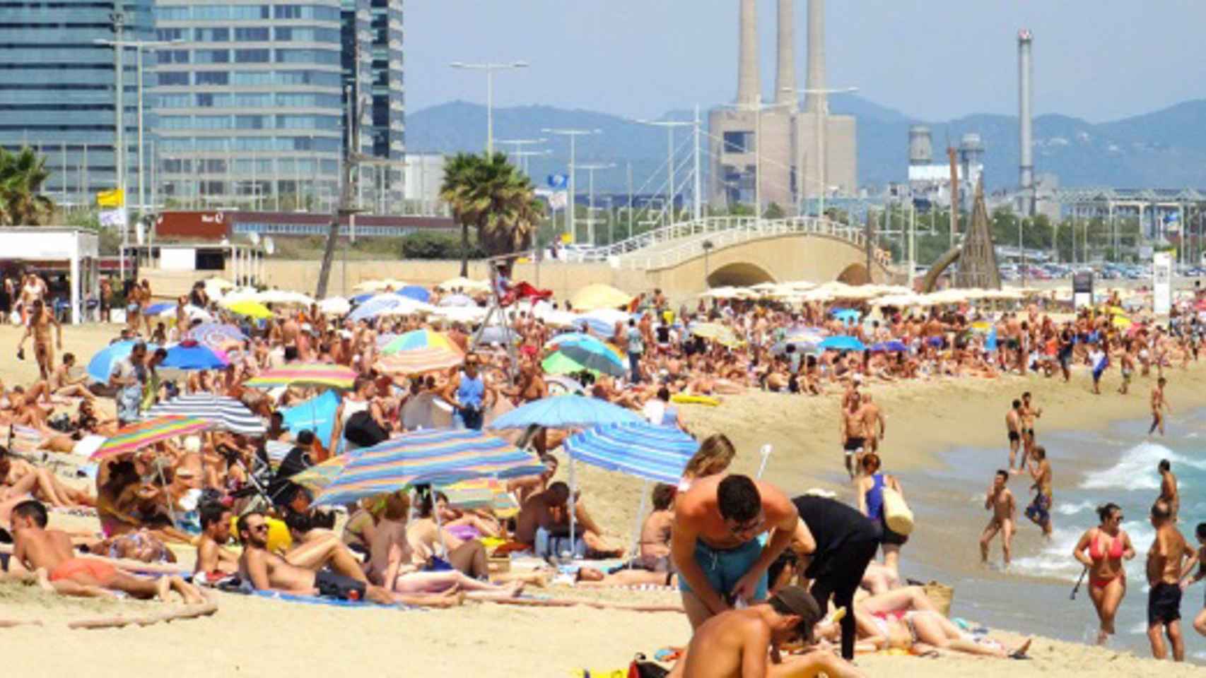 Una playa de Barcelona, sometida a grandes presiones ambientales, según un informe