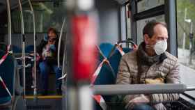 Un hombre con la mascarilla en el interior de un autobús / EUROPA PRESS