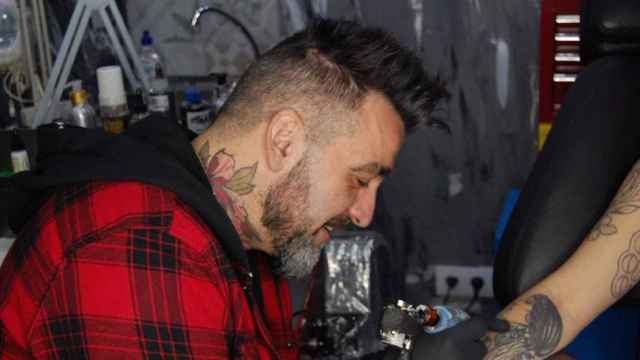 Alberto Rodríguez, artista y tatuador en el 228 Tattoo Studio de Sant Adrià / CEDIDA