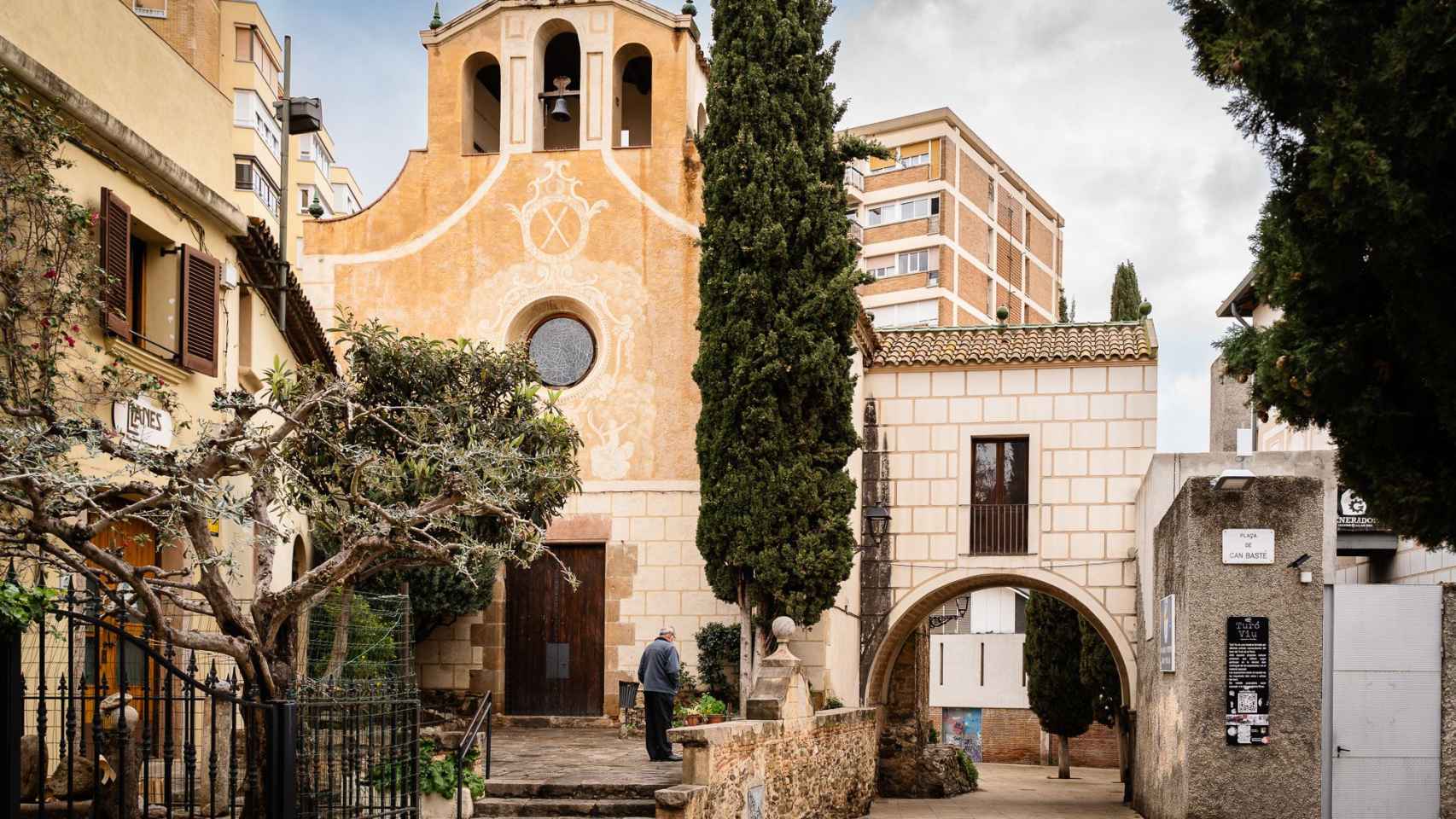 Iglesia unida a la antigua masía de Can Basté en el Turó de la Peira / INMA SANTOS