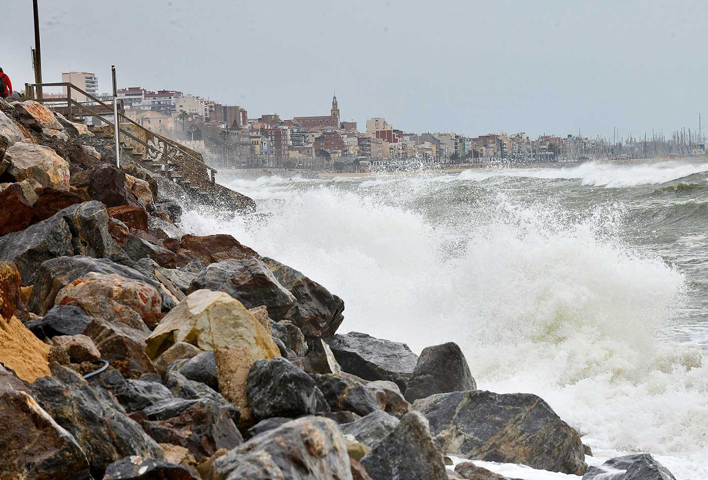 Imagen de archivo de la playa de Montgat durante un temporal / EP