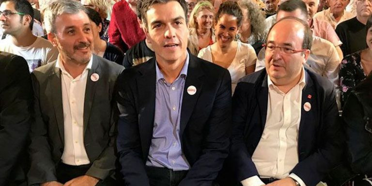 Pedro Sánchez, entre Jaume Collboni y Miquel Iceta en un acto del PSC / EP
