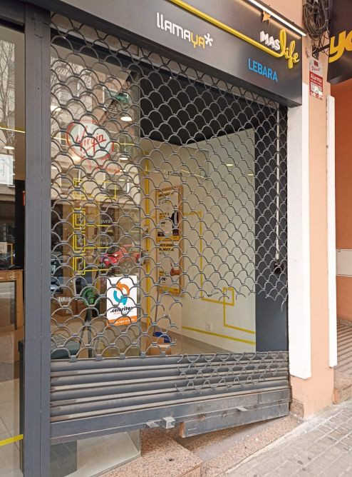 Ladrones agujeran la valla metálica y rompen la puerta de cristal de la tienda Maslife antes de entrar a robar / METRÓPOLI
