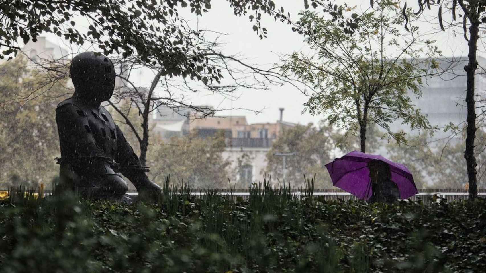Una mujer pasea bajo la lluvia en el barrio del Poblenou de Barcelona / AYUNTAMIENTO DE BARCELONA