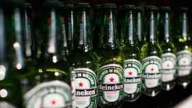 Botellas de cerveza de Heineken en una imagen de archivo