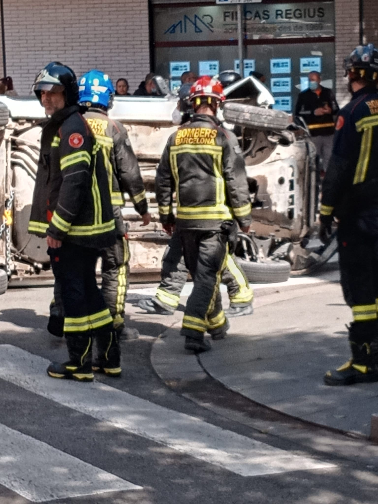 Bomberos en el lugar del accidente con el coche volcado / CEDIDA