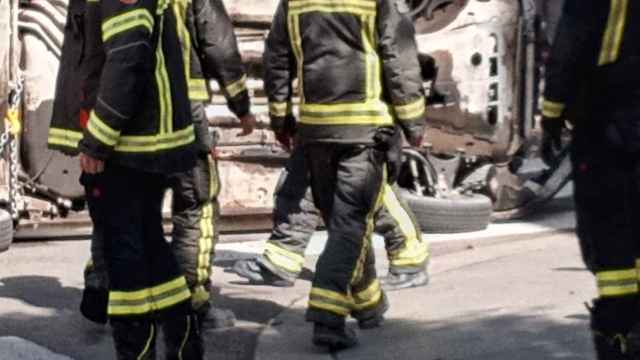 Bomberos en el lugar del accidente con el coche volcado / CEDIDA