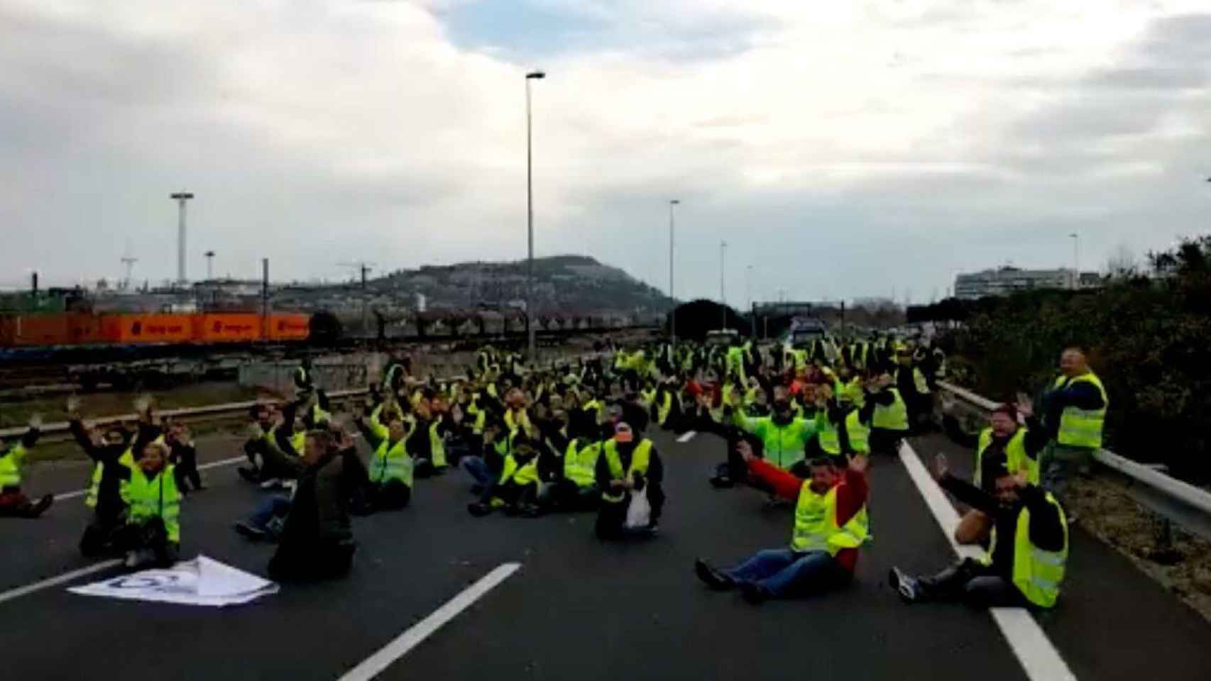 Transportistas cortan la ronda Litoral en protesta por el precio de los carburantes / RTVE