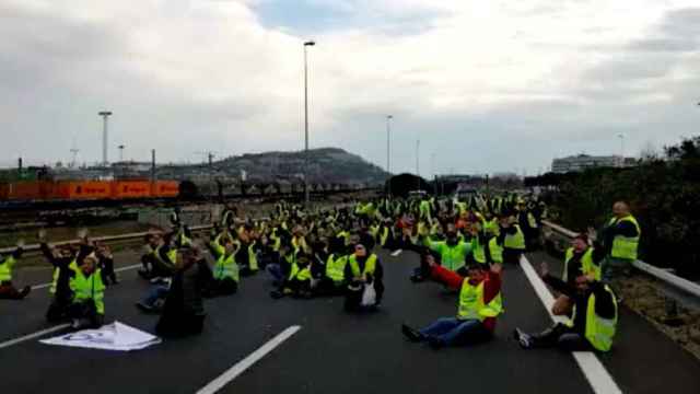 Transportistas cortan la ronda Litoral en protesta por el precio de los carburantes / RTVE