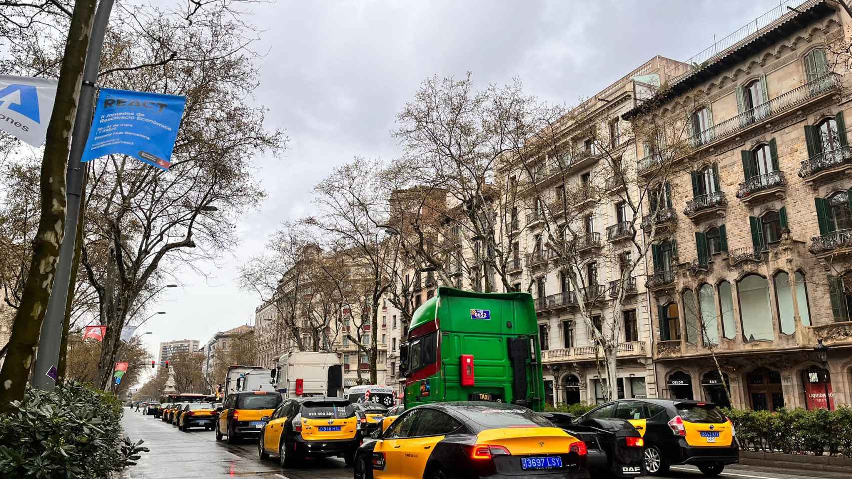 Marcha lenta de taxis en Barcelona en una imagen de archivo / METRÓPOLI