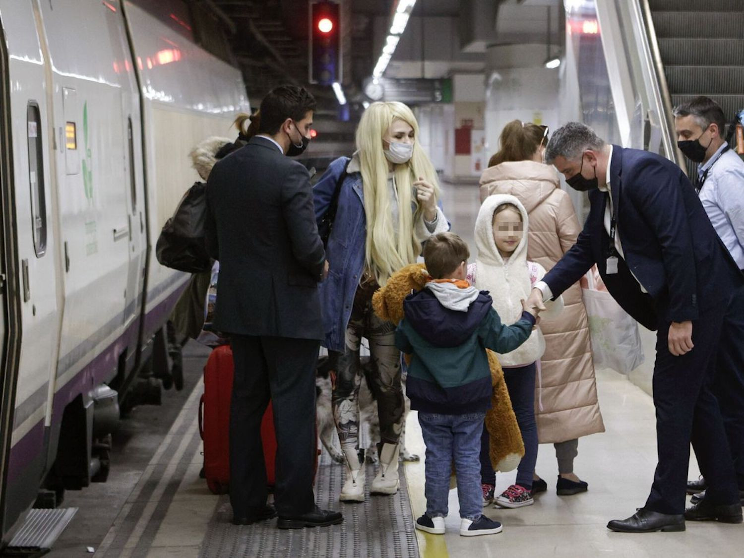Refugiados procedentes de Ucrania, en la estación de Barcelona Sants / EFE