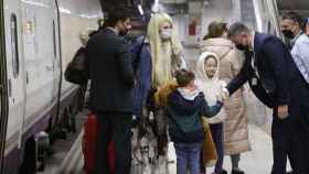 Refugiados procedentes de Ucrania, en la estación de Barcelona Sants / EFE