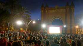 Una pantalla gigante colocada en el Arc de Triomf de Barcelona para ver a la Selección/ @barcelonaconlaseleccion