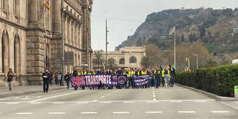 Transportistas portuarios al inicio de la manifestación en las Drassanes / METRÓPOLI