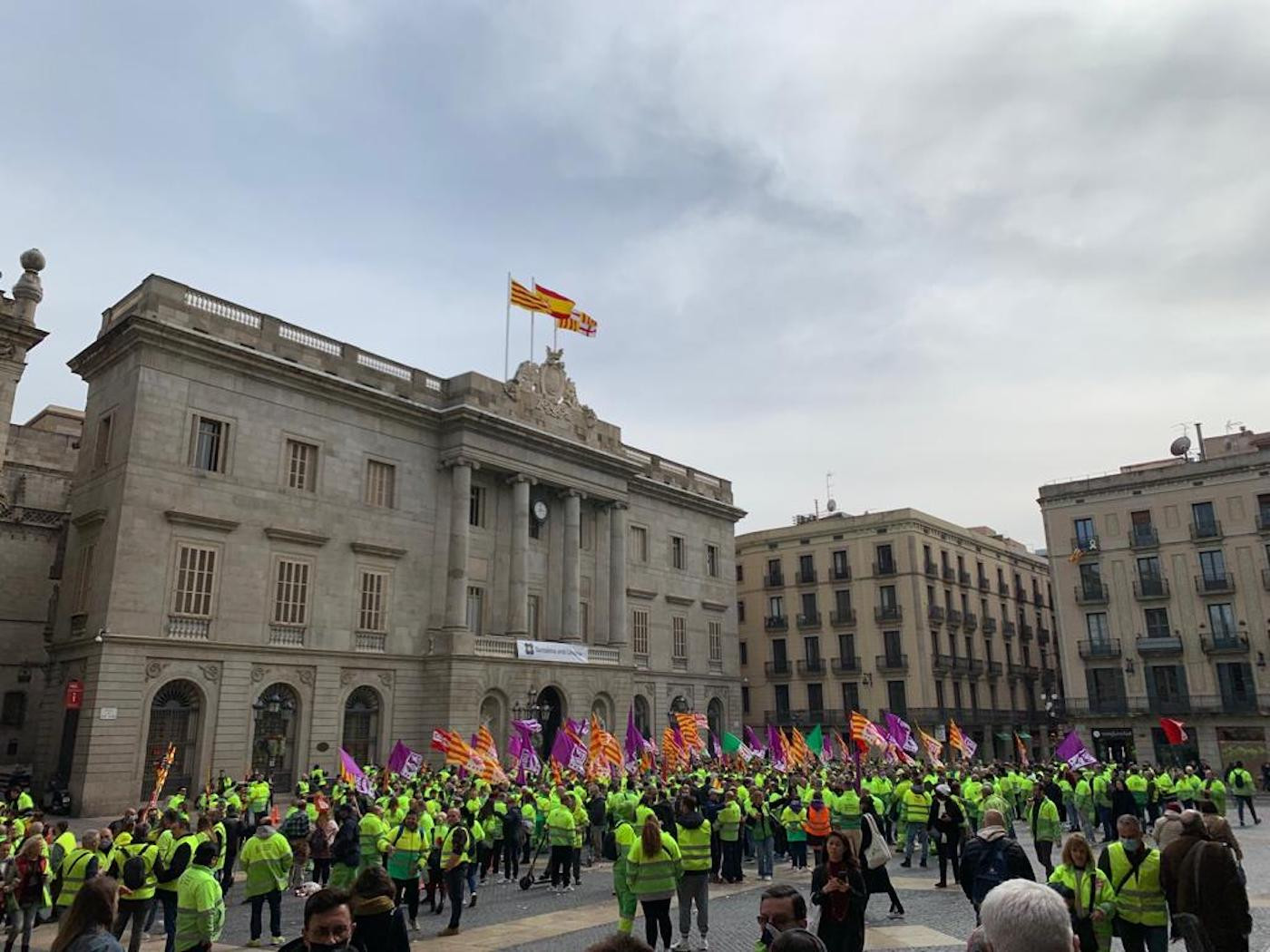 Trabajadores de la recogida de basuras manifestándose en la plaza de Sant Jaume de Barcelona en abril para reclamar las subidas del IPC / CEDIDA