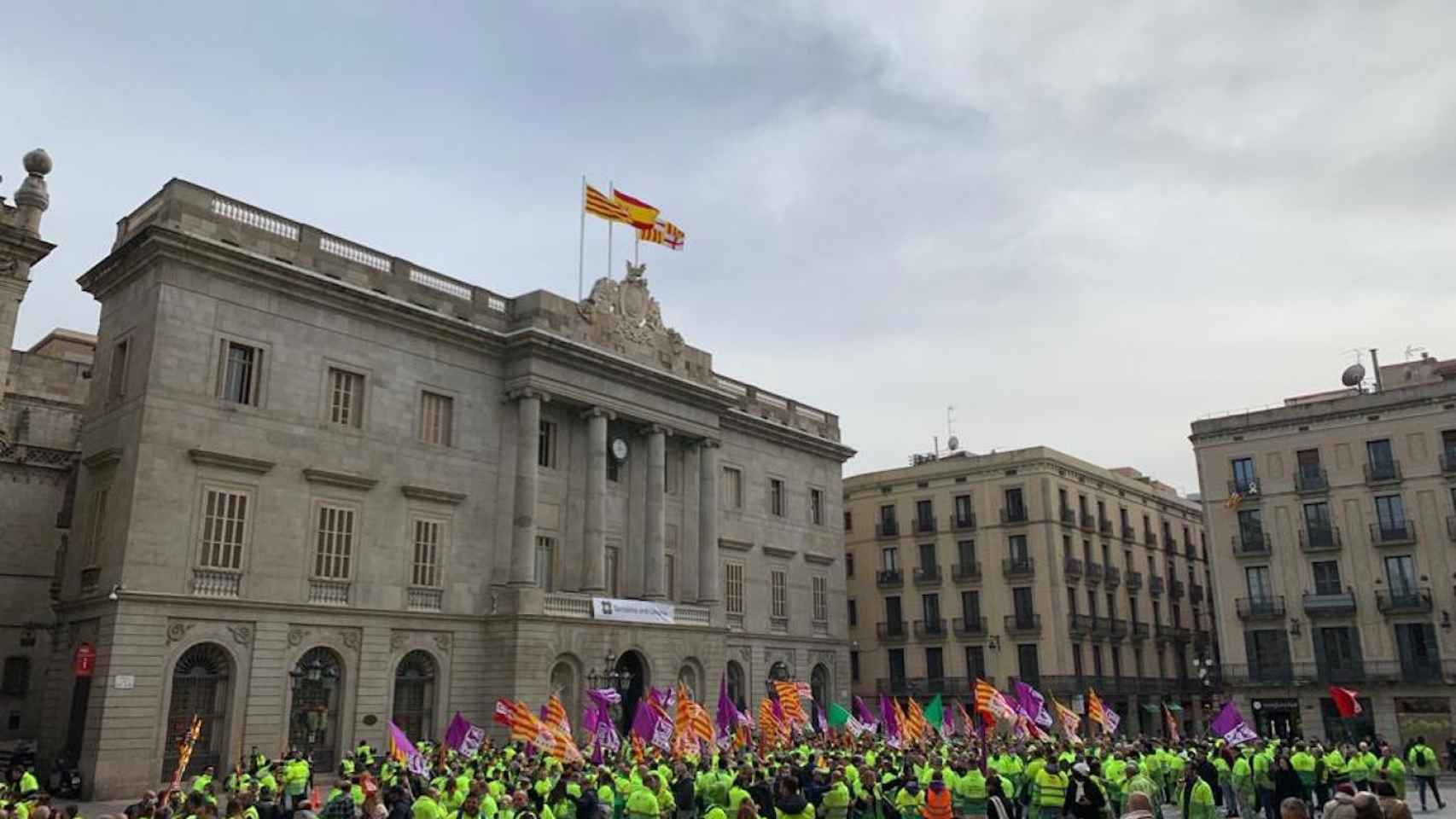 Trabajadores de la recogida de basuras manifestándose en la plaza de Sant Jaume de Barcelona / CEDIDA