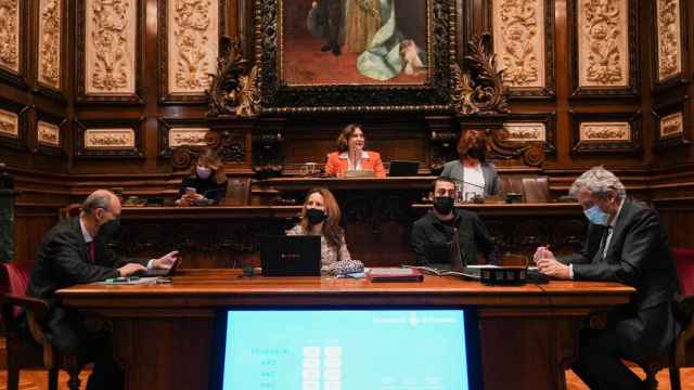 La teniente de alcalde de Urbanismo, Janet Sanz, la alcaldesa, Ada Colau, y la regidora de Movilidad, Laia Bonet, en el pleno municipal / AJ BCN