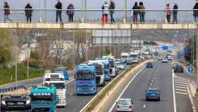 Los transportistas protestan contra la escalada de los precios del combustible / EFE - Raquel Manzanares