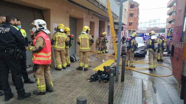 Los Bomberos extinguiendo el incendio en Sant Boi / BOMBEROS