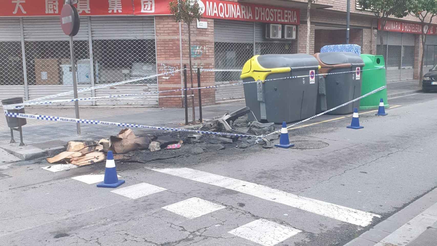 Contenedores quemados en la calle Ricart / CEDIDA