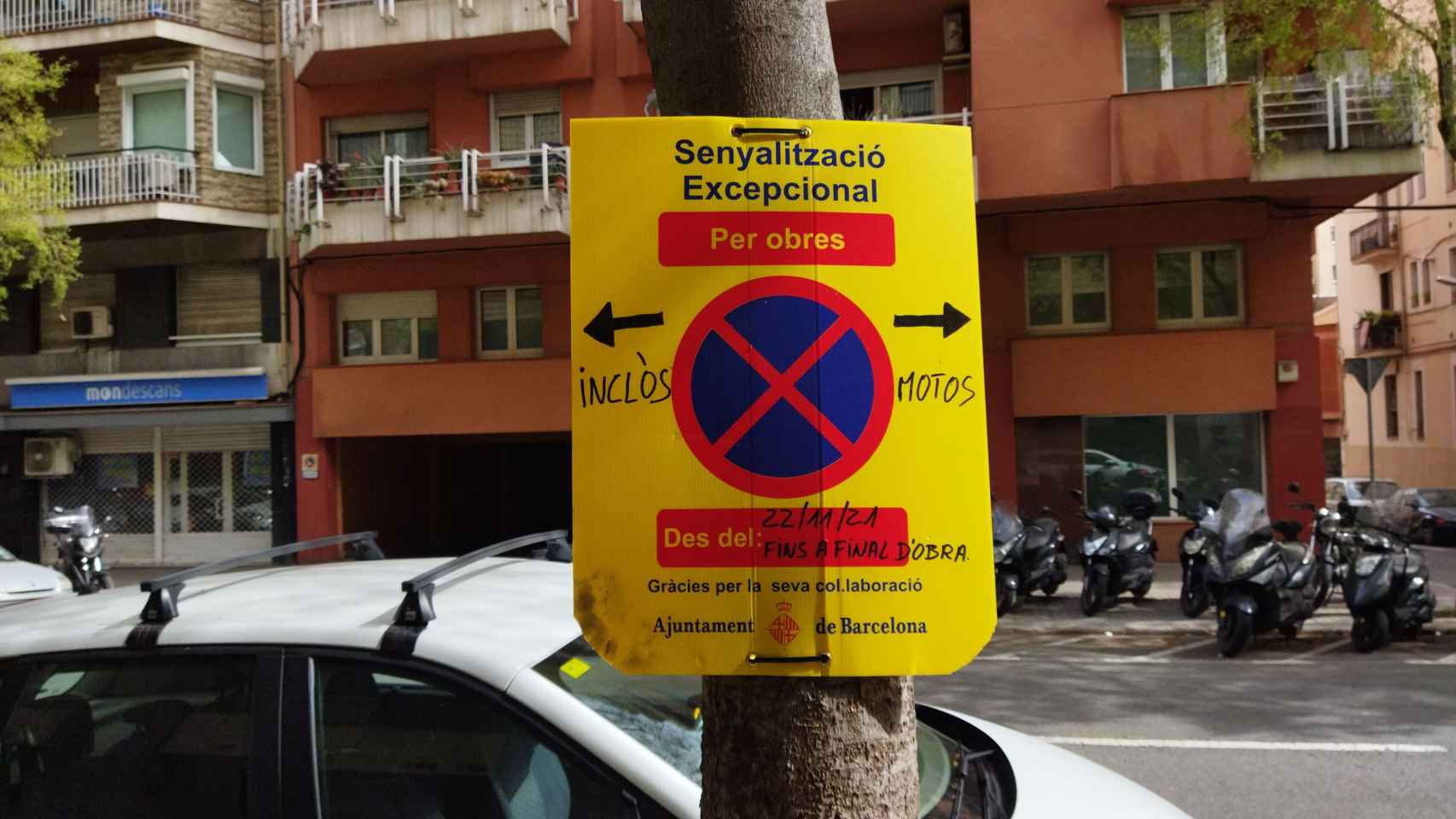 La señal que veta el aparcamiento desde hace cuatro meses por obras cuando no hay obras / METRÓPOLI - JORDI SUBIRANA