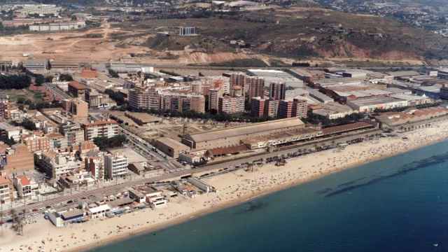 Vista de la playa del Pont d'en Botifarreta, donde se derribará un módulo de la Guardia Urbana / ARCHIVO