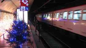 La estación de Gaudí durante la Navidad de 2008, luciendo una decoración especial de TMB pensada para ser contemplada por los usuarios de la L5 desde el tren.