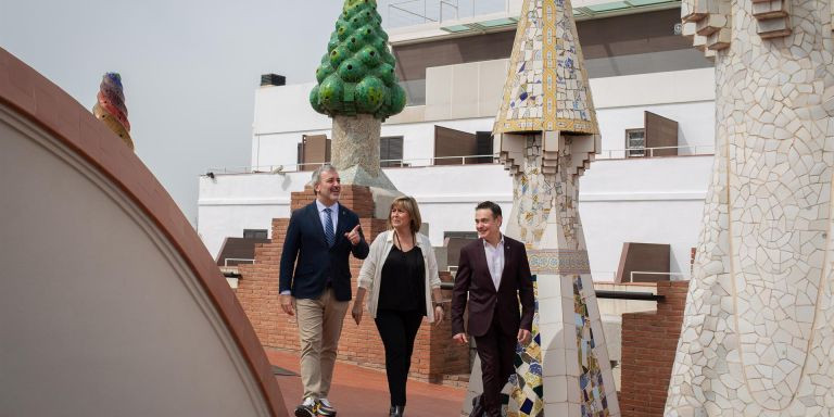 Jaume Collboni, Núria Marín, y Joan Carles García, en el tejado del Palau Güell de Barcelona / EUROPA PRESS - David Zorrakino
