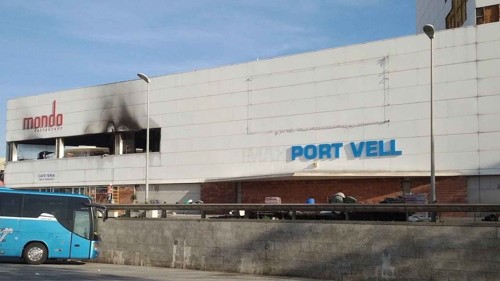El Imax del Port Vell, tapiado, tras el incendio de 2020 en el restaurante anexo / METRÓPOLI ABIERTA - JORDI SUBIRANA