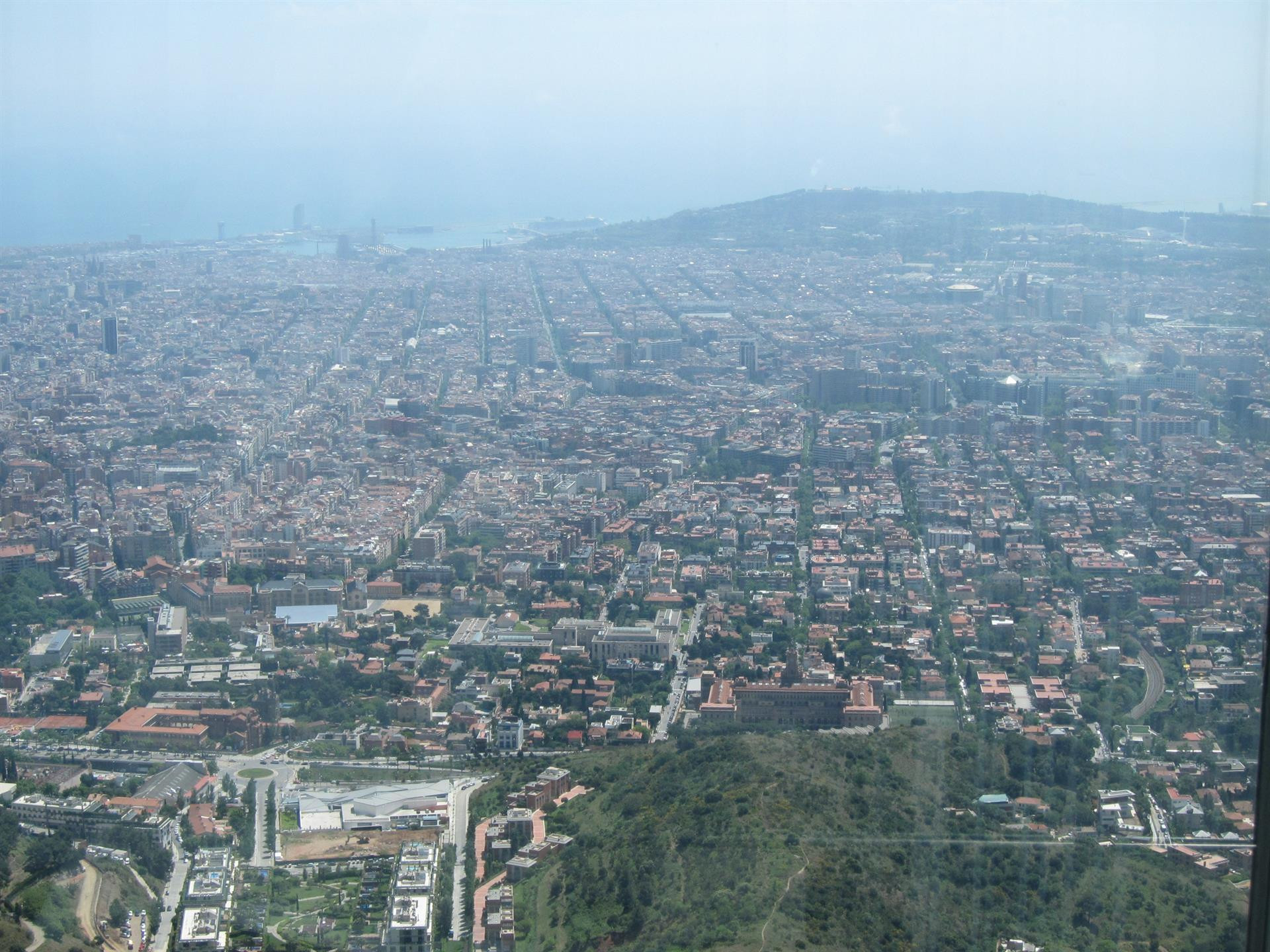 Vista de la ciudad de Barcelona desde Collserola en un día de alta contaminación / EUROPA PRESS