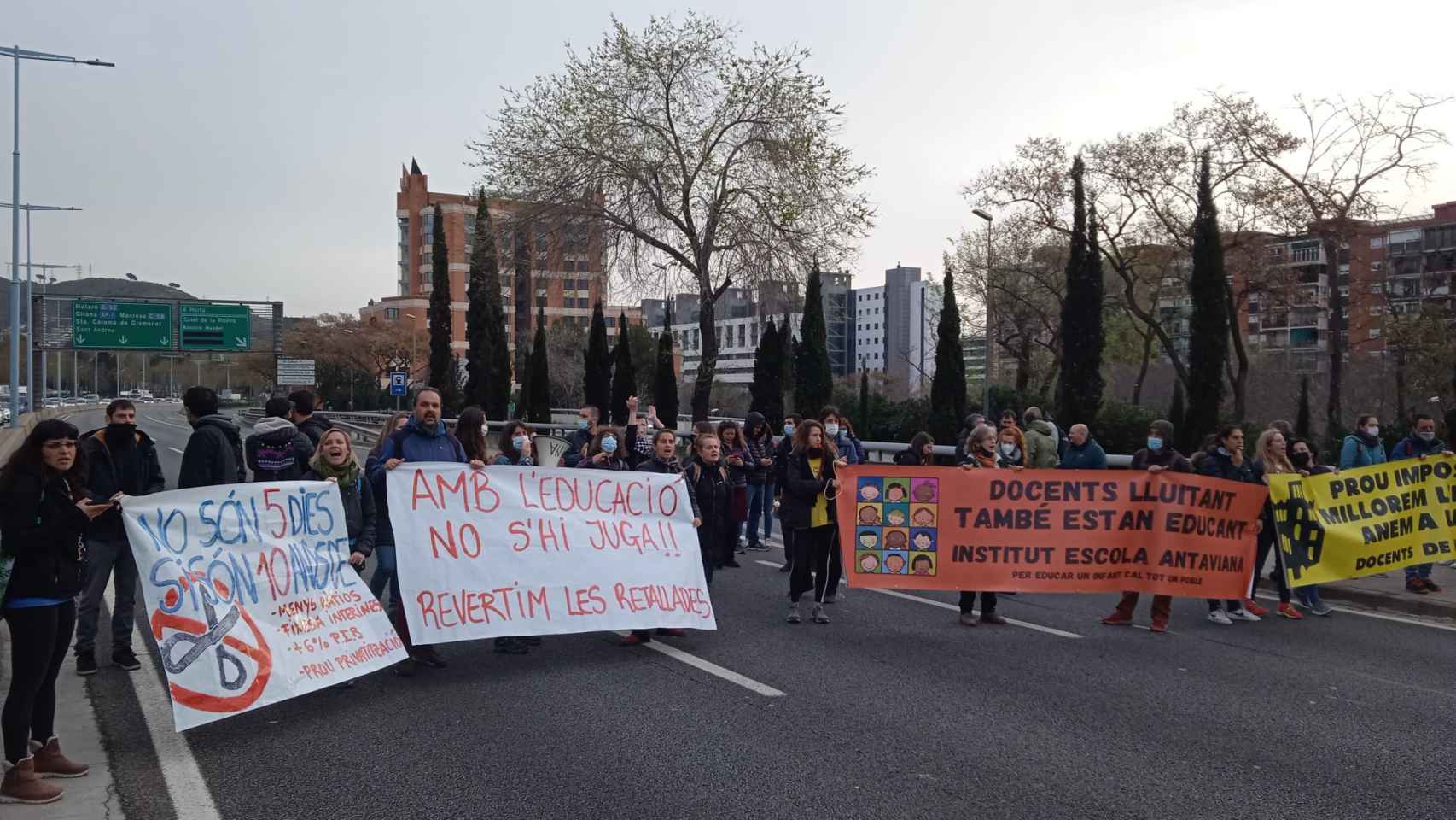 Corte de carretera en la ronda de Dalt este martes durante la huelga de profesores / USTEC