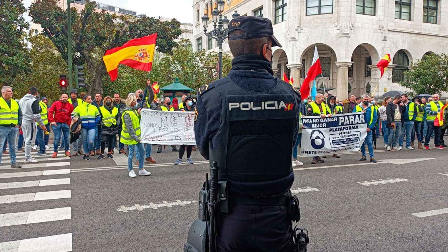 Imagen de un agente de la Policía Nacional vigilando una concentración de transportistas / EP