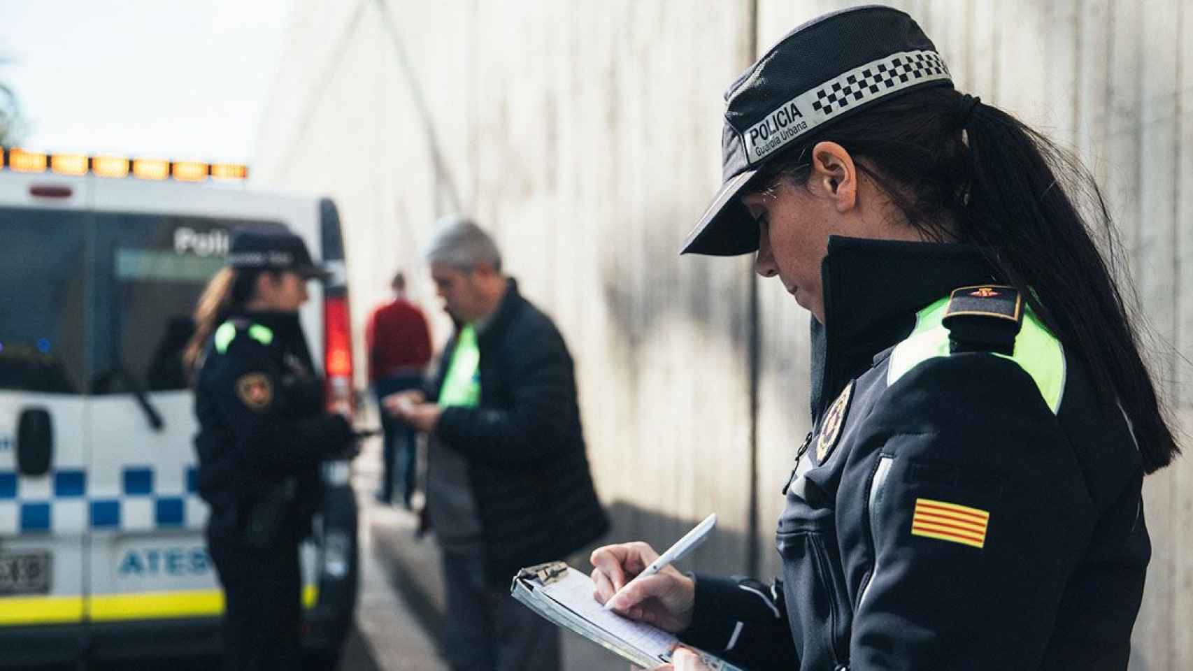 Imagen de dos agentes de la Guardia Urbana de Barcelona en un dispositivo / AJBCN