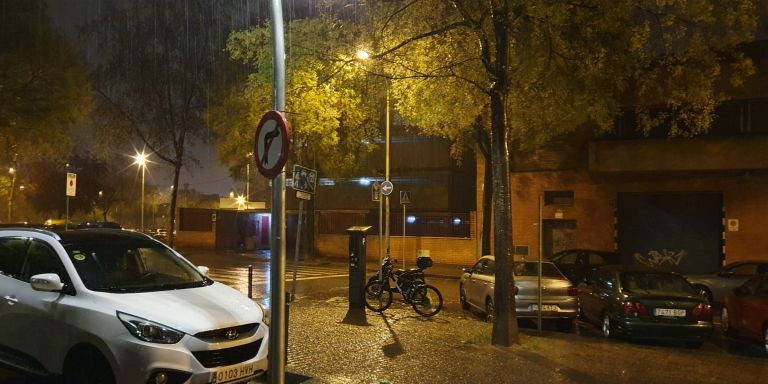 Coches aparcados en una calle de La Verneda este 2022 / CEDIDA