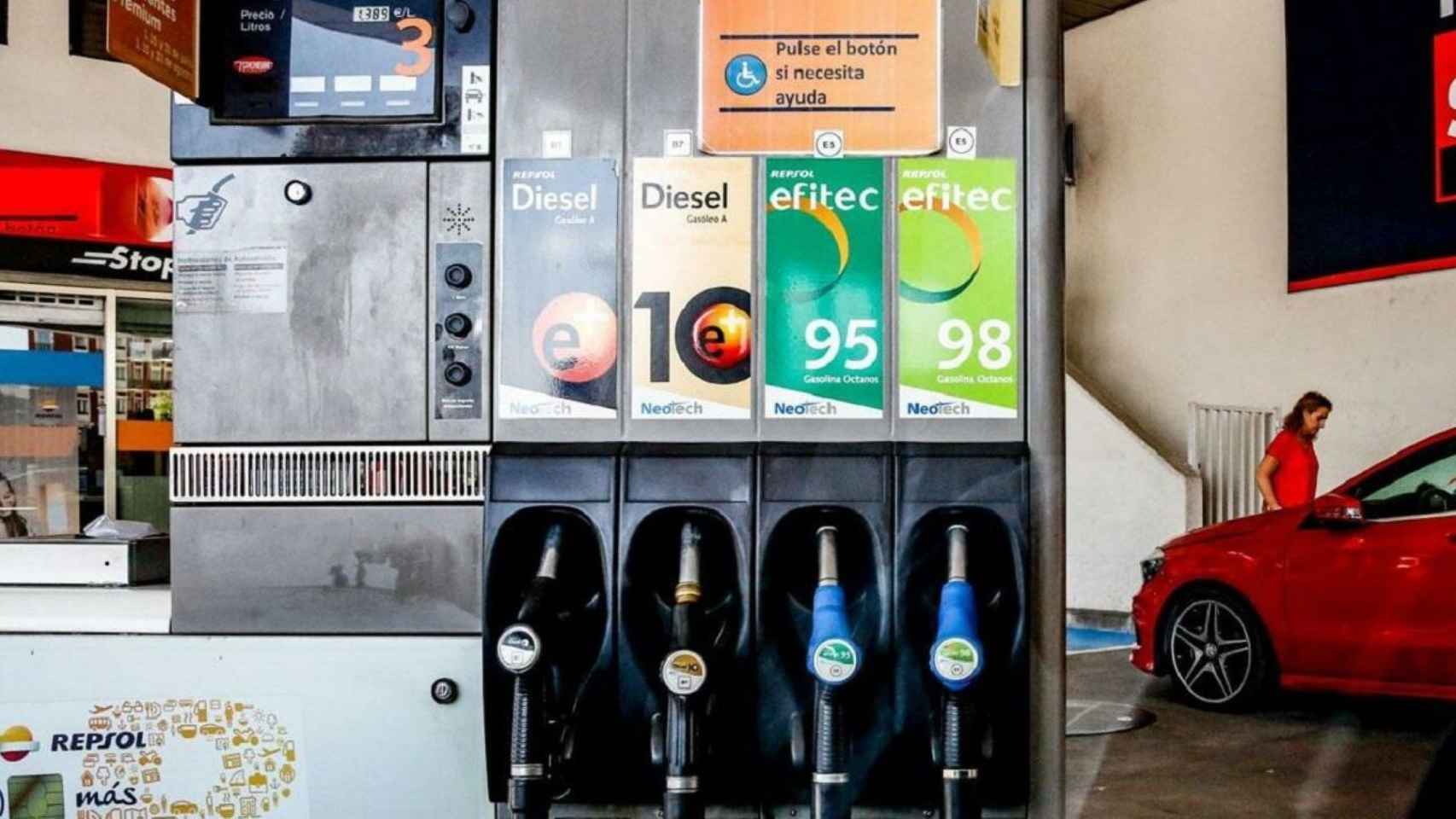 Imagen de un surtidor de gasolina en una imagen de archivo / EUROPA PRESS