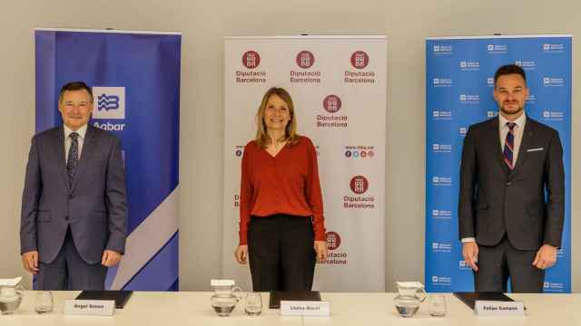 De izquierda a derecha Ángel Simón, Lluïsa Moret y Felipe Campos durante la firma del nuevo convenio entre la Diputació de Barcelona y Agbar