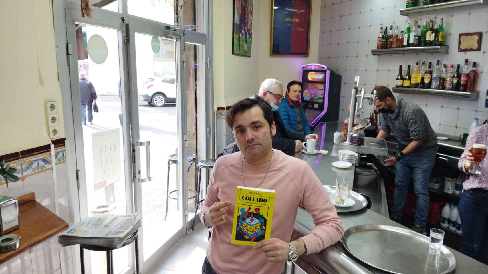 Carles Armengol, en el bar Gelida de Barcelona, con un ejemplar del libro 'Collado, la maldición de una casa de comidas' / METRÓPOLI - JORDI SUBIRANA