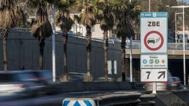 Cartel de la ZBE en la ronda de Dalt / AJ BCN