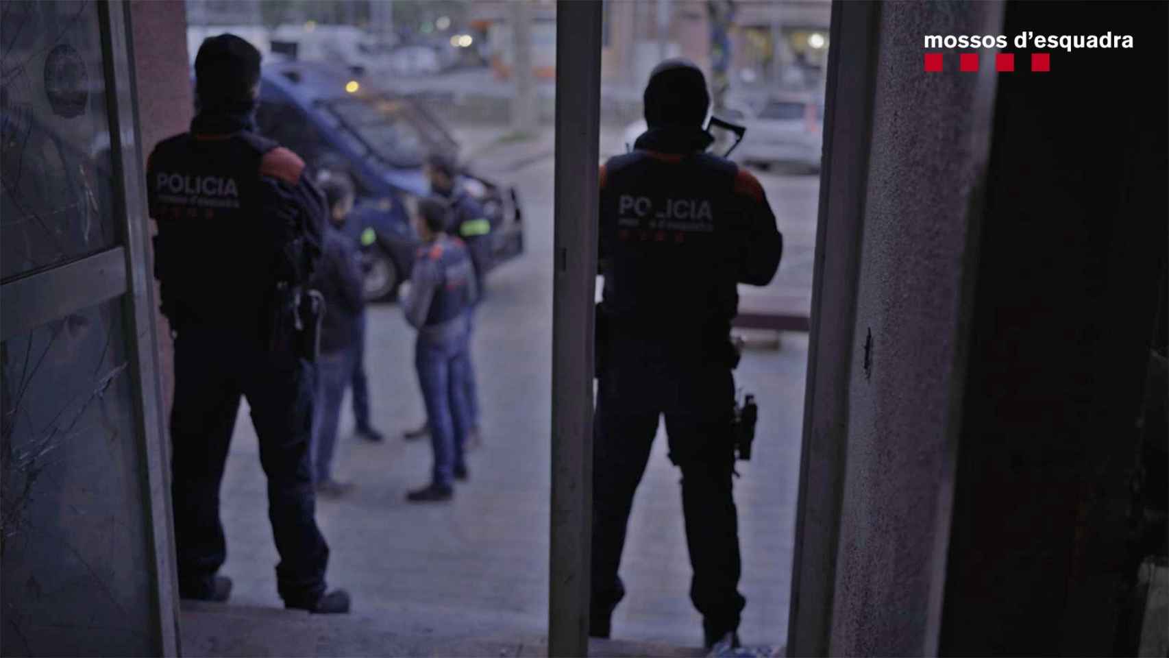 Dos mossos d'esquadra durante el operativo del martes / MOSSOS