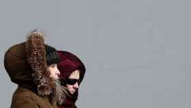 Dos mujeres se protegen del frío en una imagen de archivo / EFE