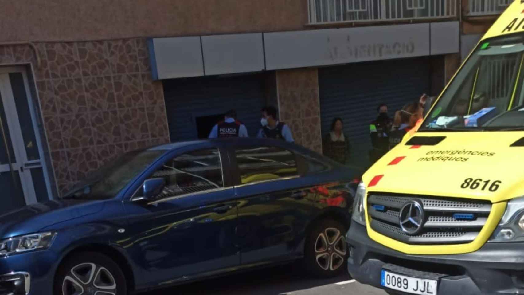 Mossos d'esquadra y una ambulancia en el local de la calle Mozart de Santa Coloma donde un hombre ha muerto / CEDIDA