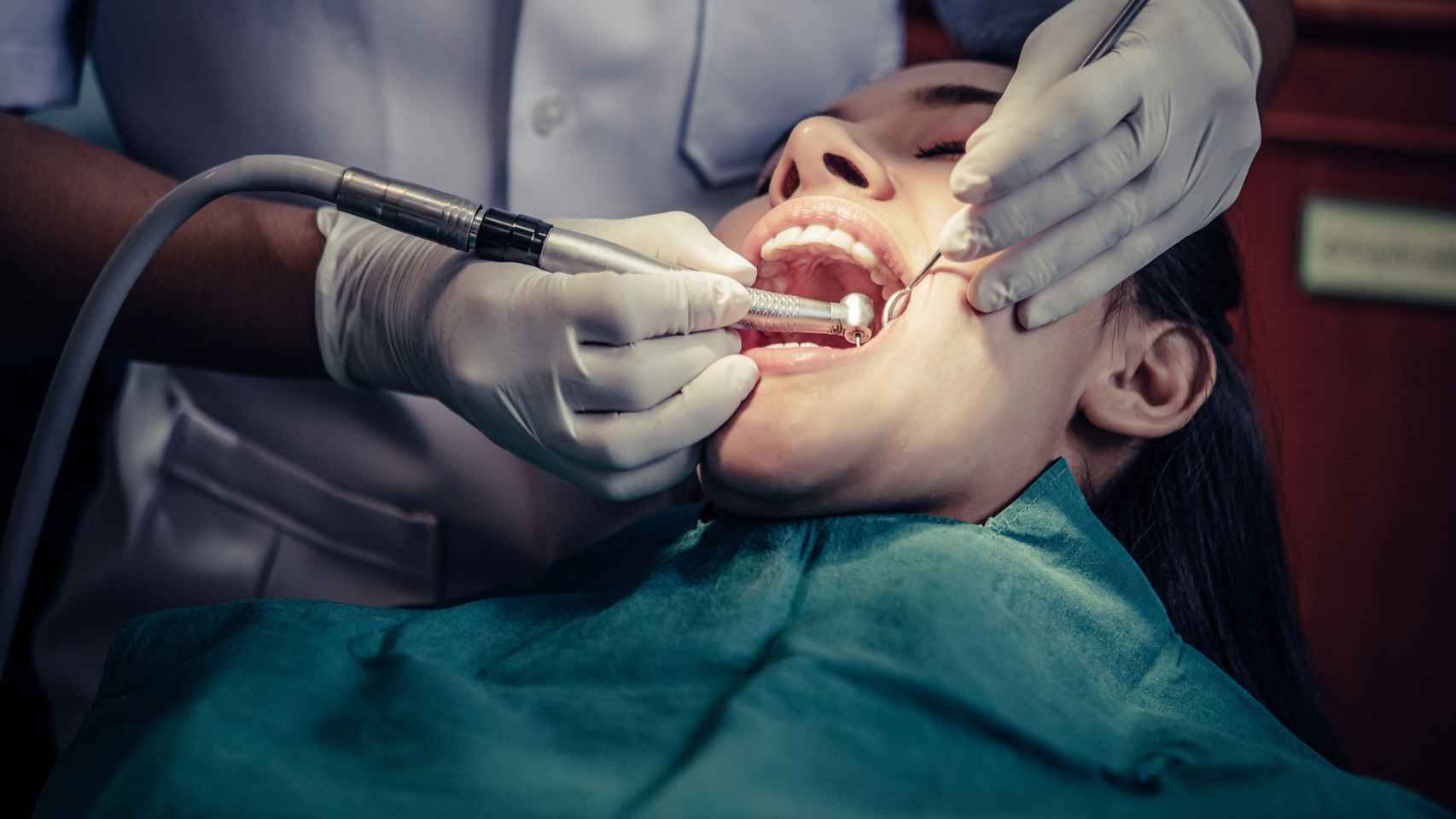 Una mujer pasa revisión en el dentista: la higiene dental previene la periodontitis / EUROPA PRESS